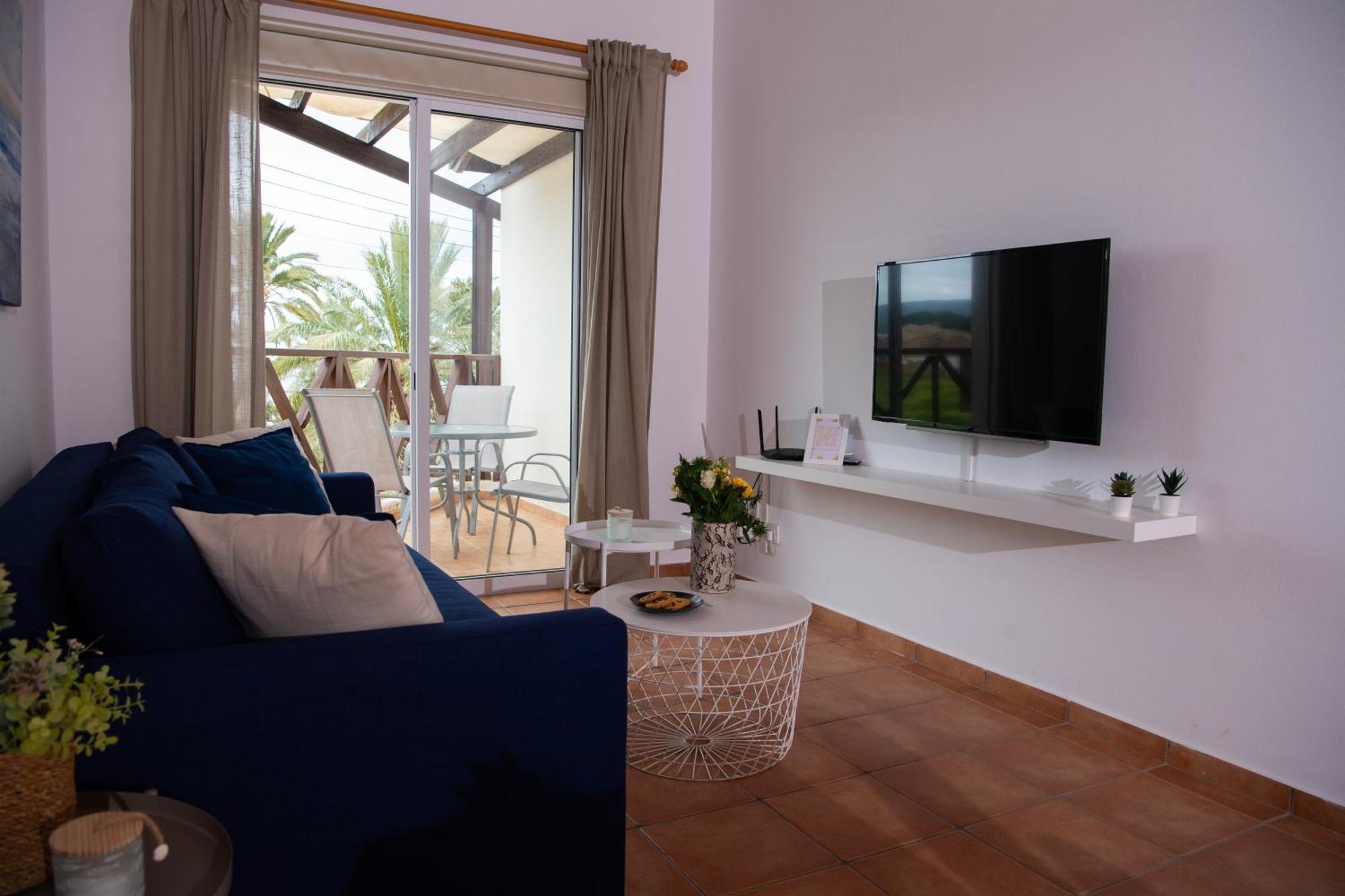 Path Latchi Beachfront Apartments Kültér fotó