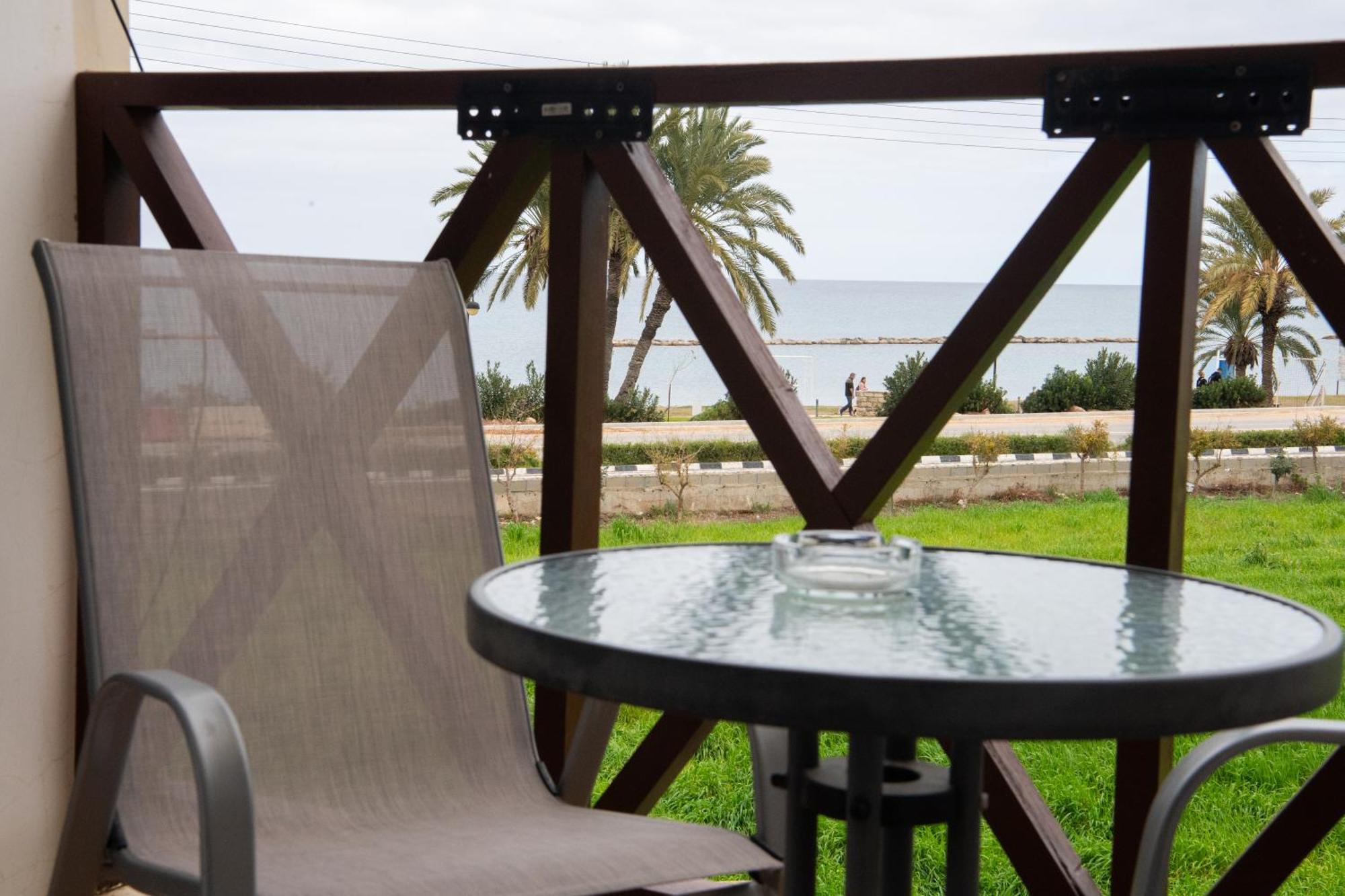 Path Latchi Beachfront Apartments Kültér fotó