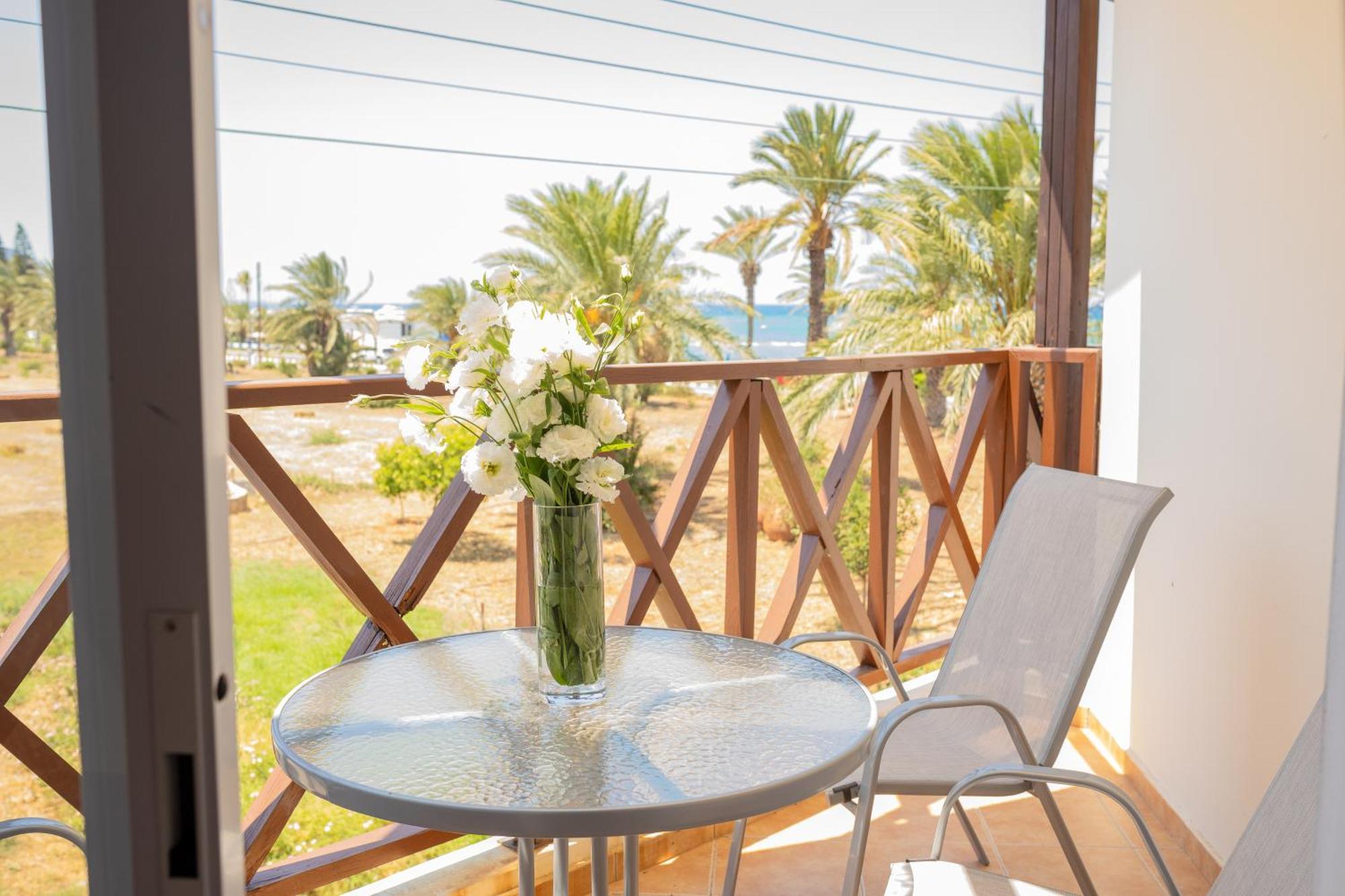 Path Latchi Beachfront Apartments Kültér fotó